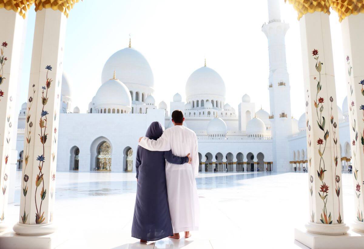 abu dhabi atrakcje para patrzy na budynki