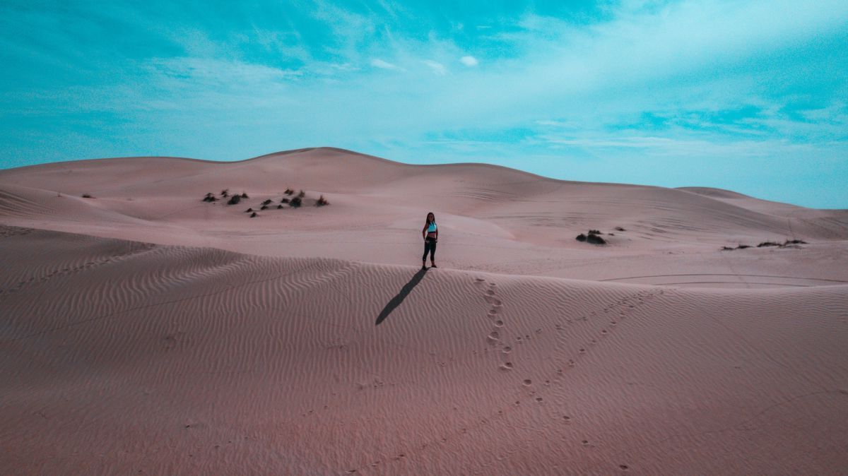 zjednoczone emiraty arabskie ciekawostki kobieta na pustyni