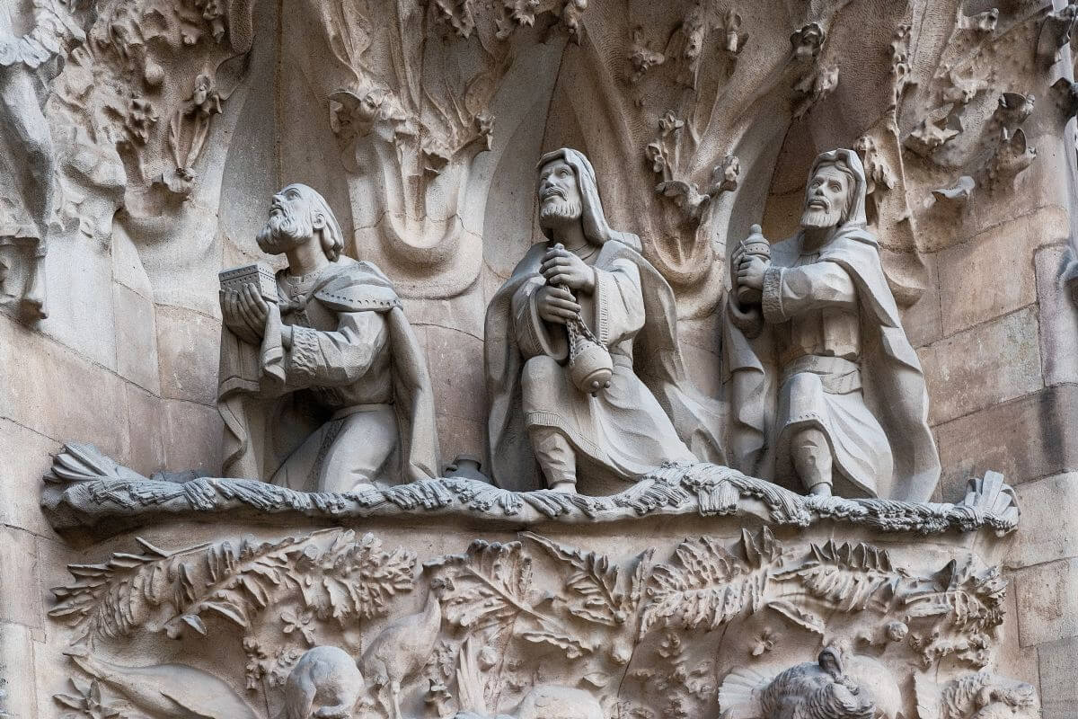 bazylika sagrada familia rzeźby na murach bazyliki