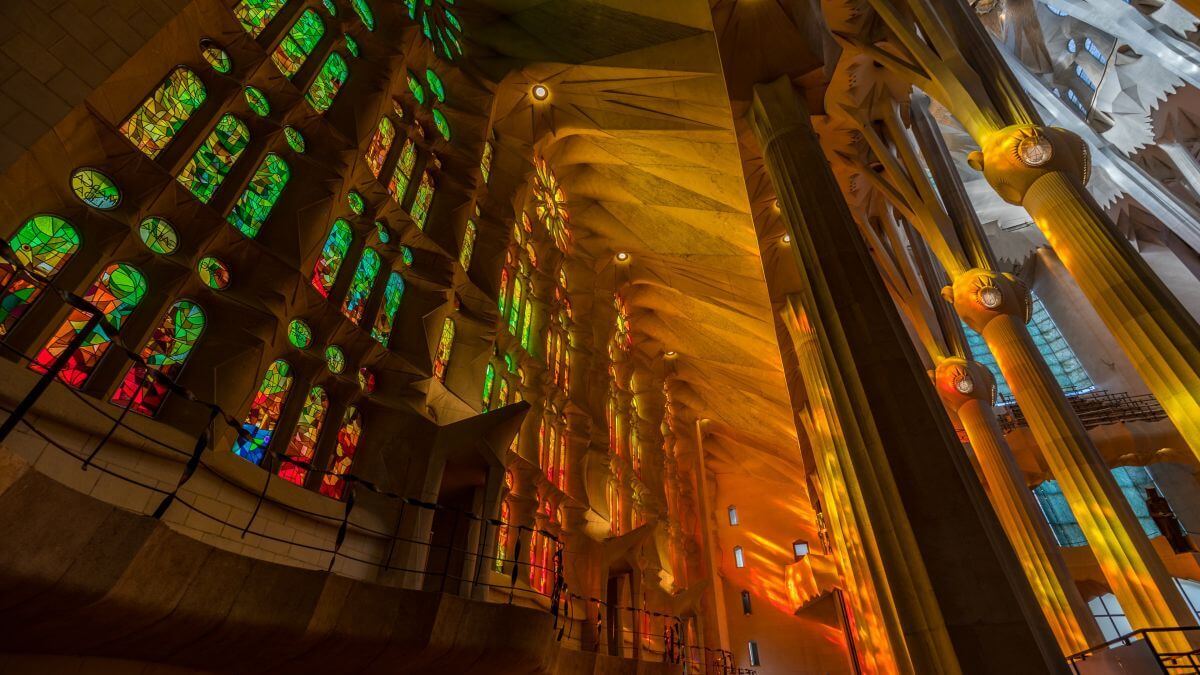 bazylika sagrada familia światło pada przez kolorowe witraże