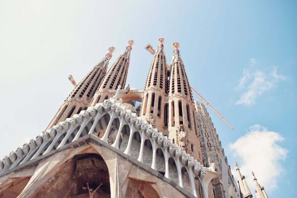 bazylika sagrada familia widok z dołu