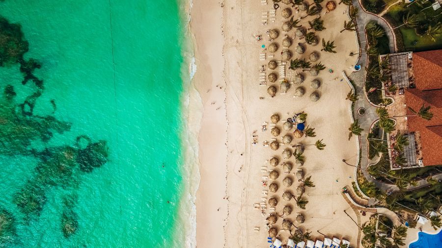 dominikana ile trwa lot widok z lotu ptaka na plażę i ocean