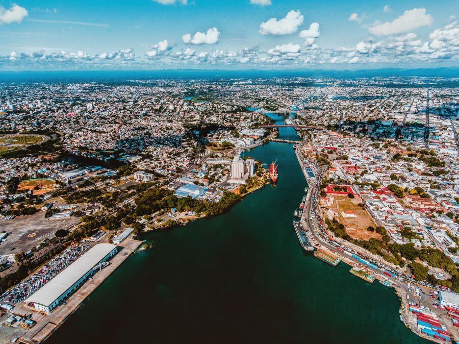 dominikana kiedy jechać port i miasto w tle