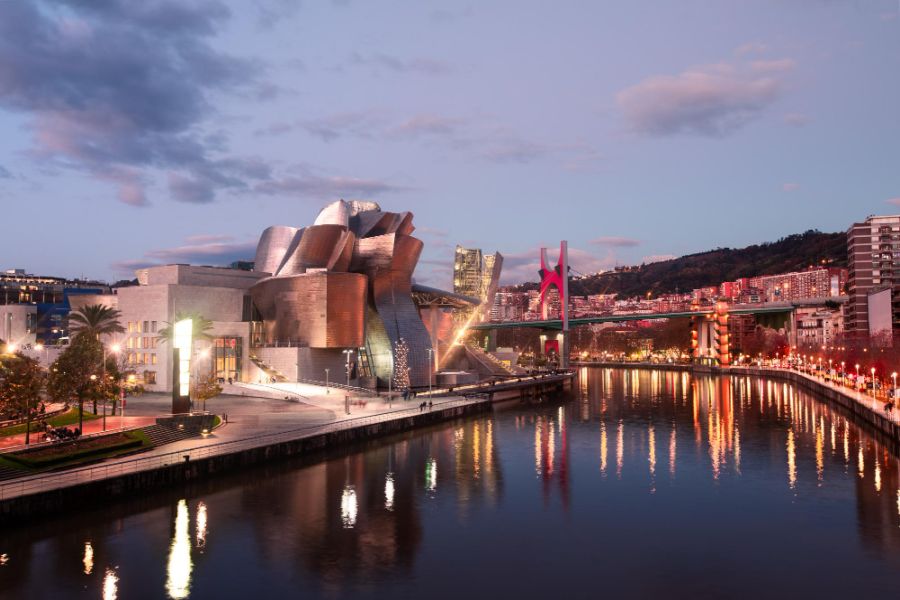 muzeum guggenheima w bilbao panorama z rzeką