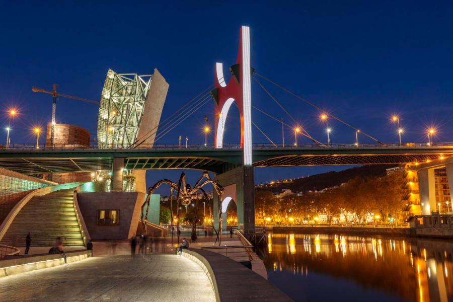 muzeum guggenheima w bilbao schody pająk i most