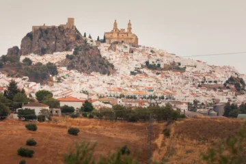 setenil de las bodegas i zabytkowa zabudowa na wzgórzu