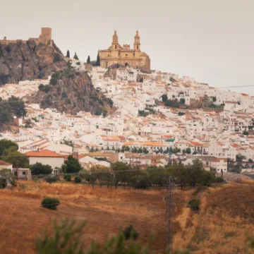 setenil de las bodegas i zabytkowa zabudowa na wzgórzu