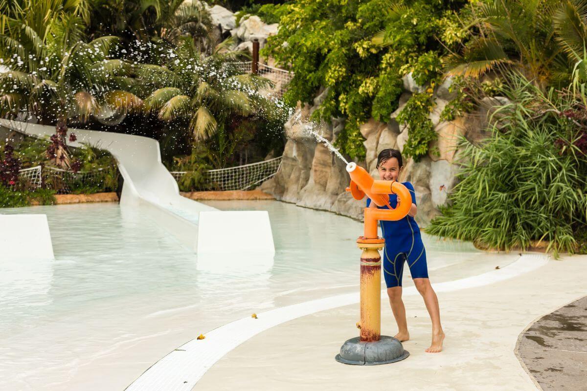 siam park teneryfa dziewczynka bawi się armatką wodną