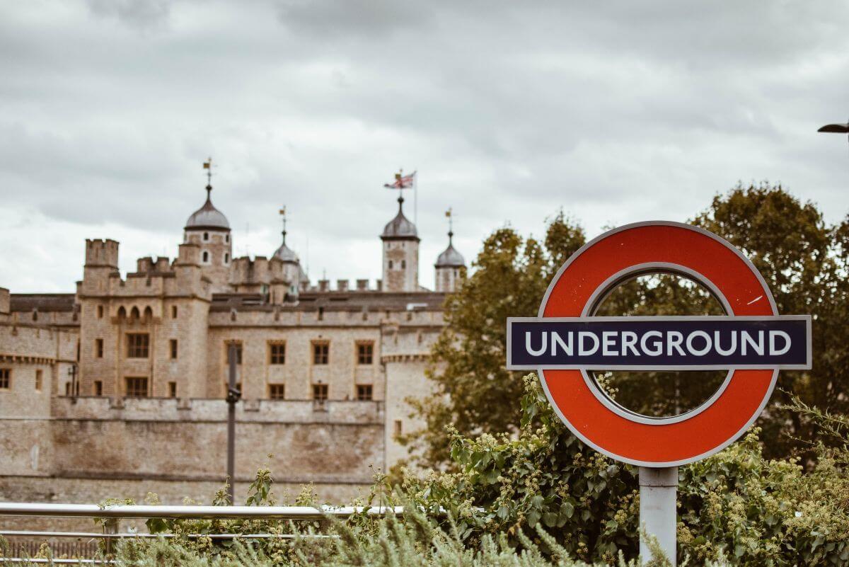 tower of london ze znakiem metra