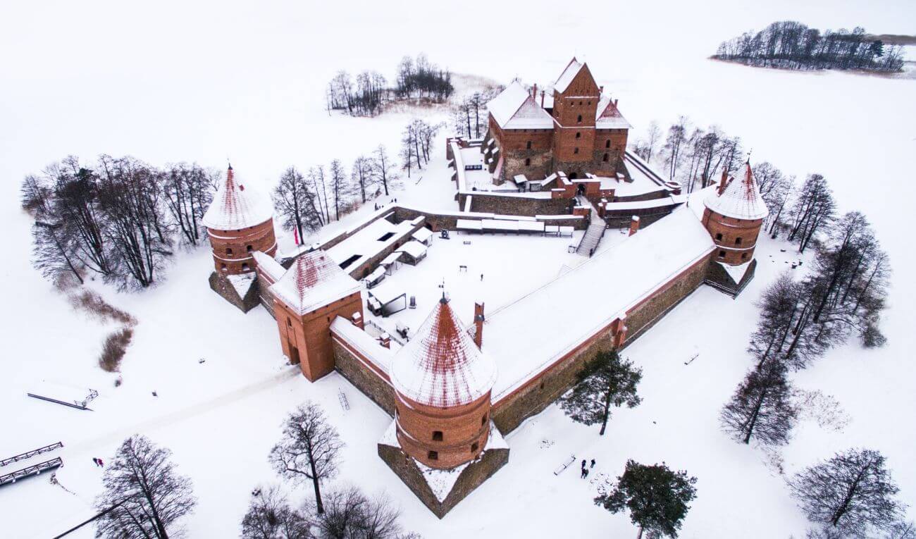 zamek w trokach zimą