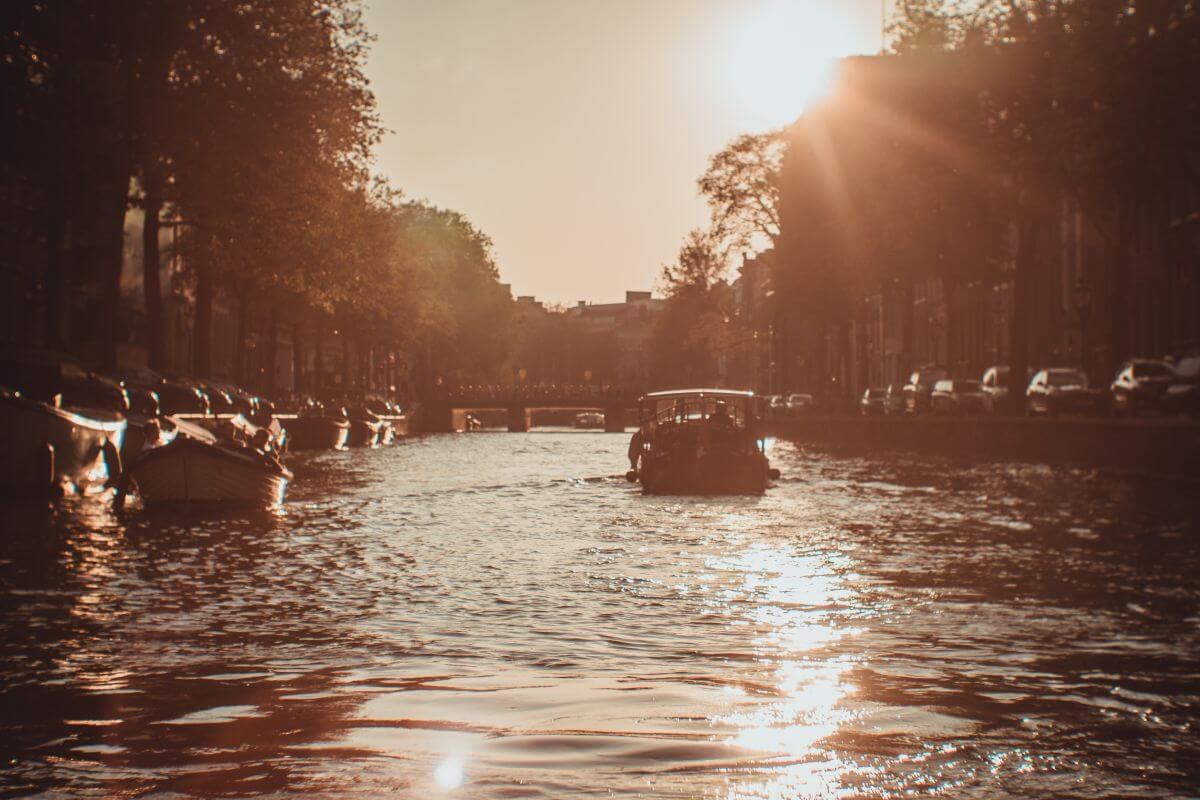 amsterdam komunikacja miejska łódka