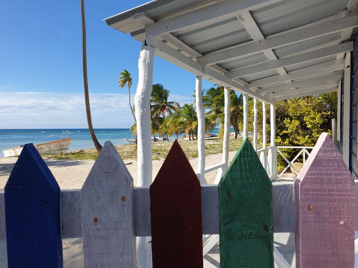 saona island widok znad kolorowego płotu