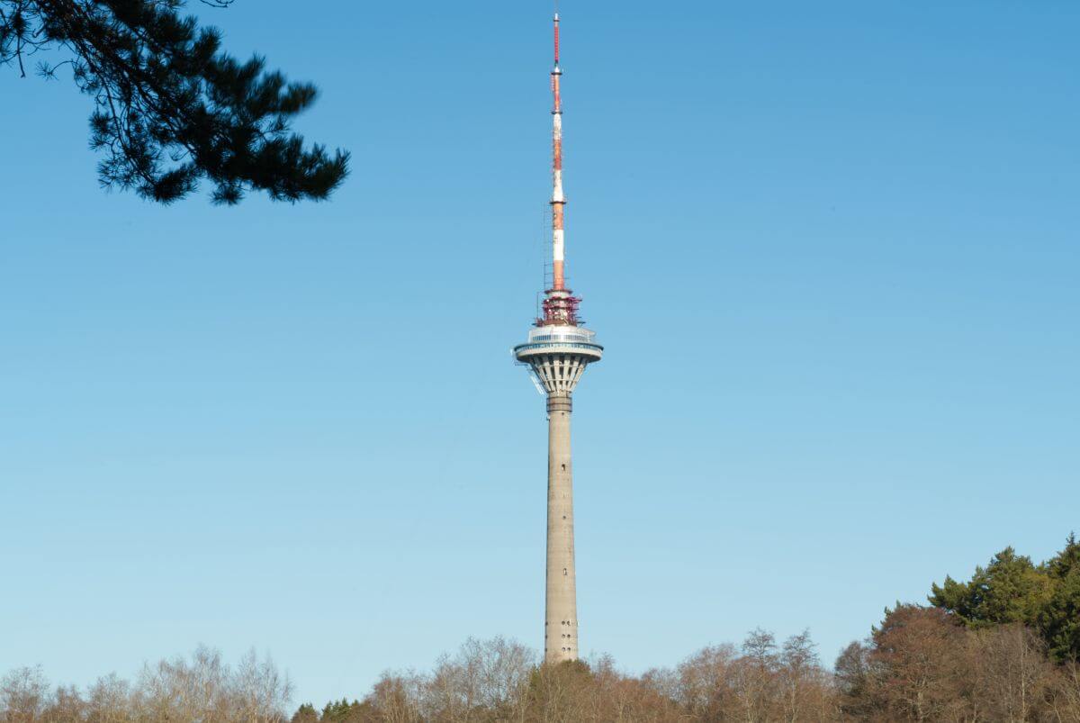 tallin wieża telewizyjna widok z daleka