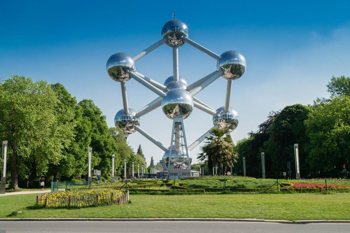 atomium widok parku