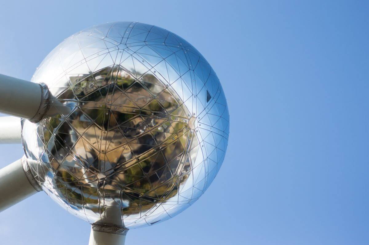 atomium zbliżenie na jedną kulkę