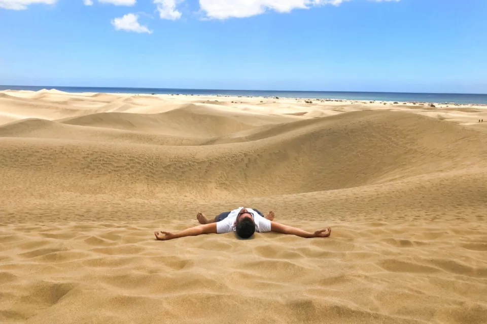 dunas de maspalomas leżący człowiek