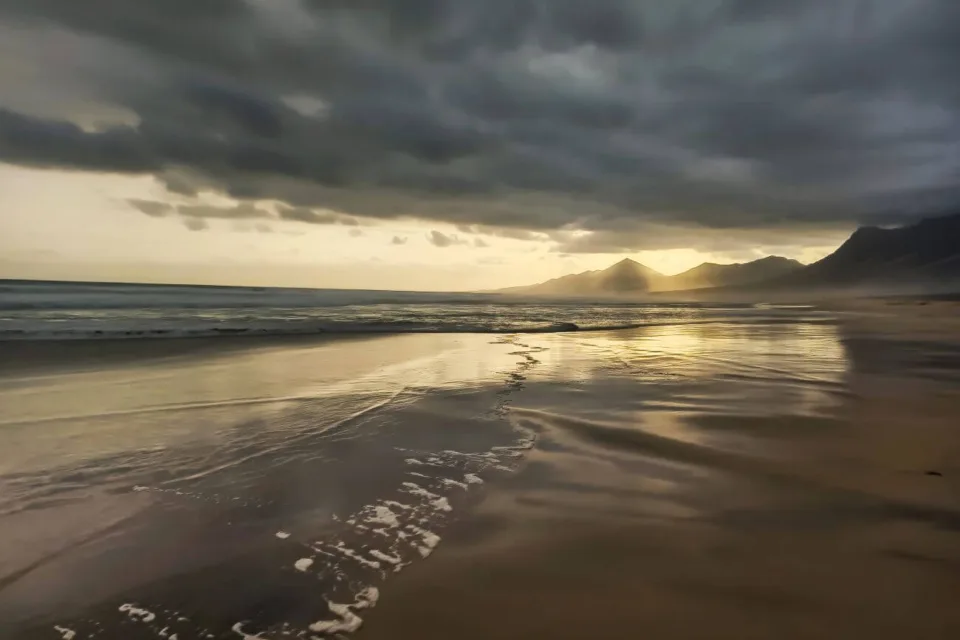 playa de cofete zachód na plaży