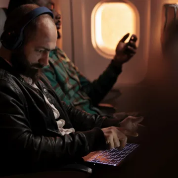 Laptop w samolocie